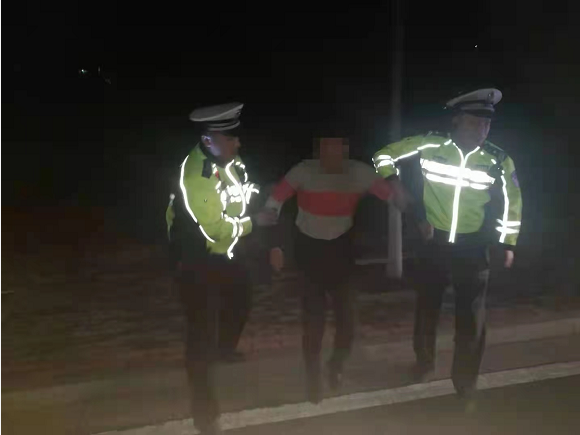 云南我为群众办实事——醉汉马路当床“躺” 民警救助送回家