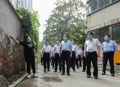 云南李克强走进郑州特大暴雨受灾小区，关切询问“还有什么困难”